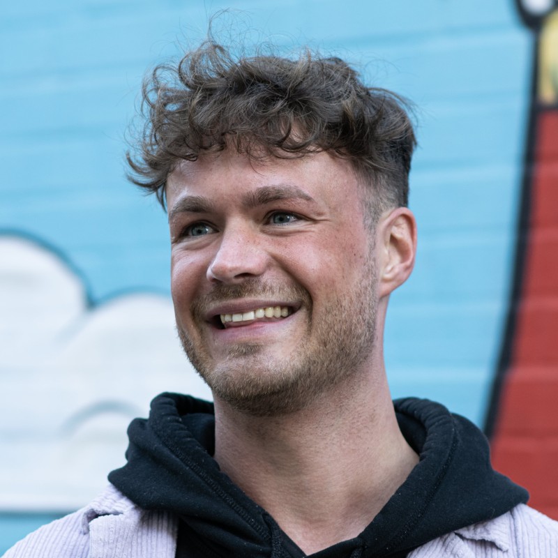 Alexander Kaminski — Porträt vor einer Street-Art-Wand in Hamburg